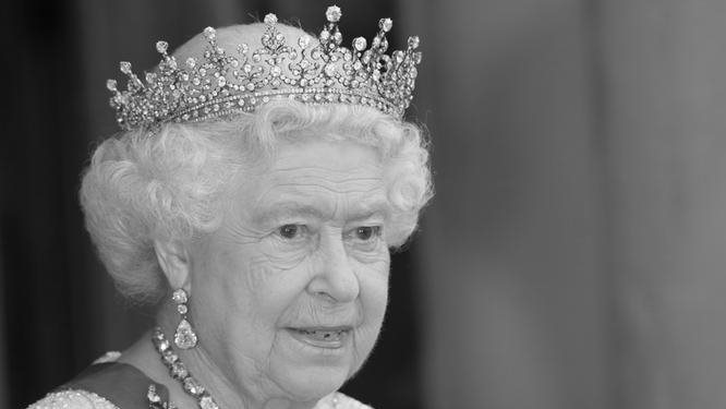 الملكة إليزابيث الملكة إليزابيث