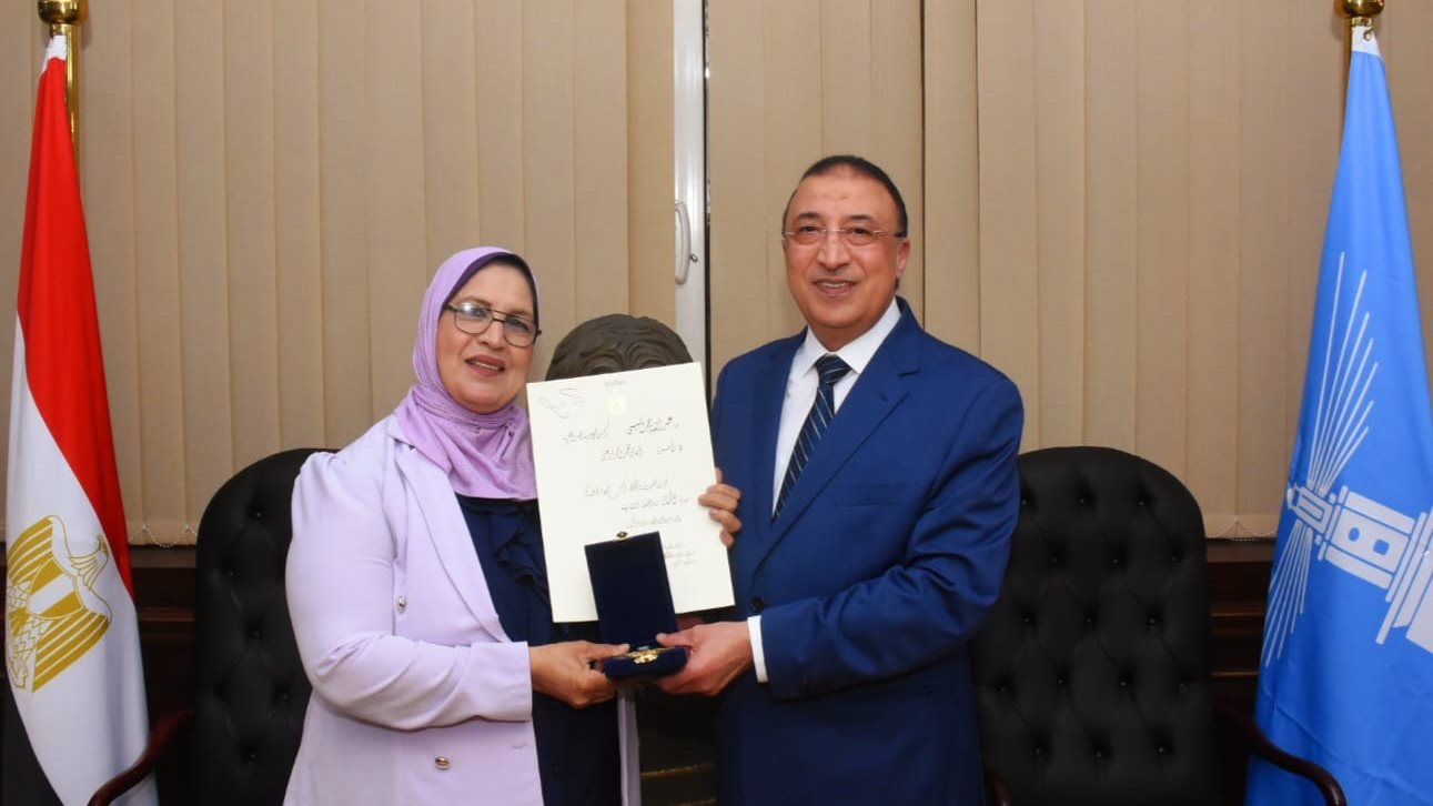 محافظ الإسكندرية يكرم الأم المثالية على مستوى الجمهورية