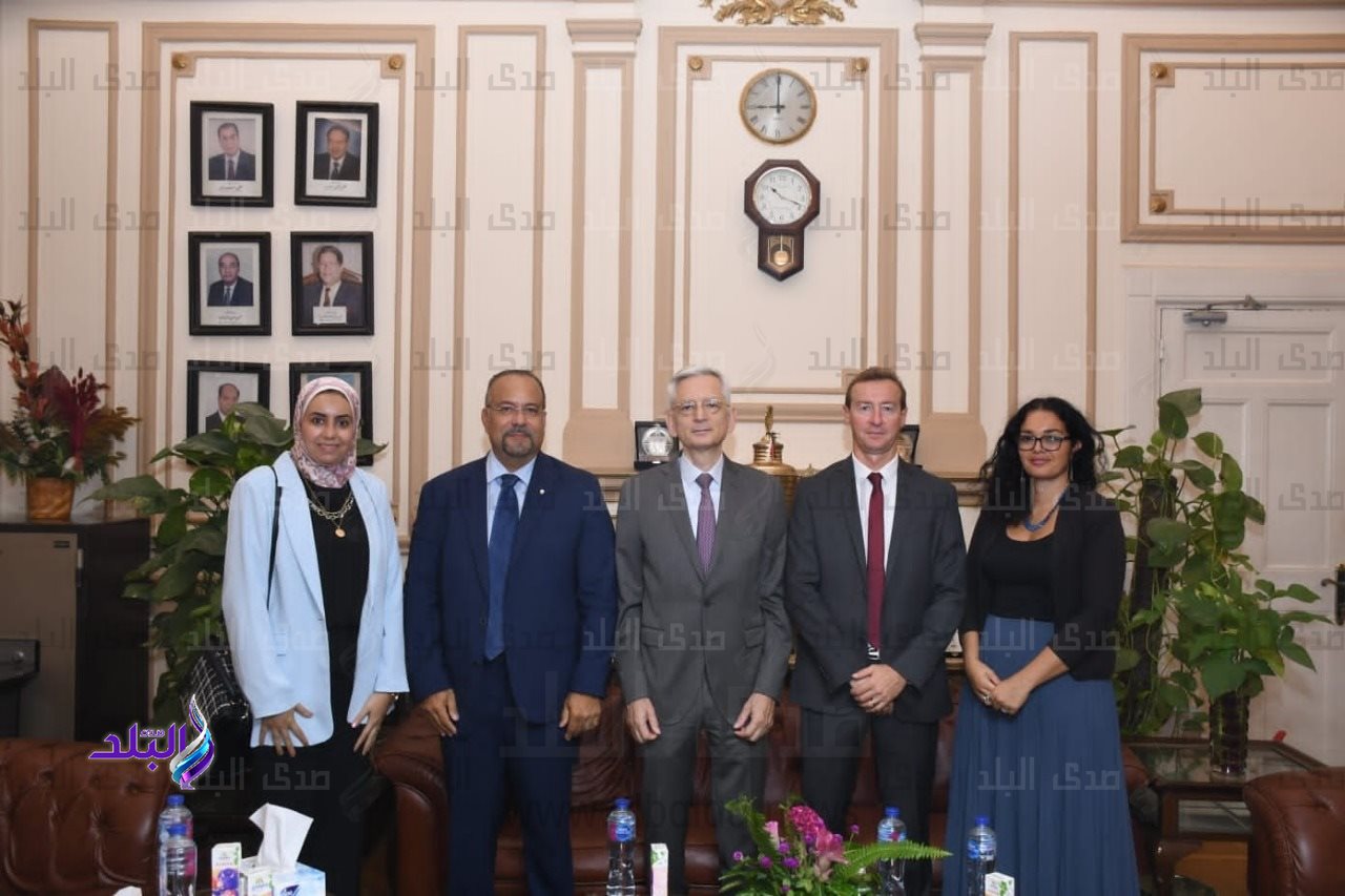 استقبال سفير فرنسا بالقاهرة بمقر معهد قانون الأعمال الدولية