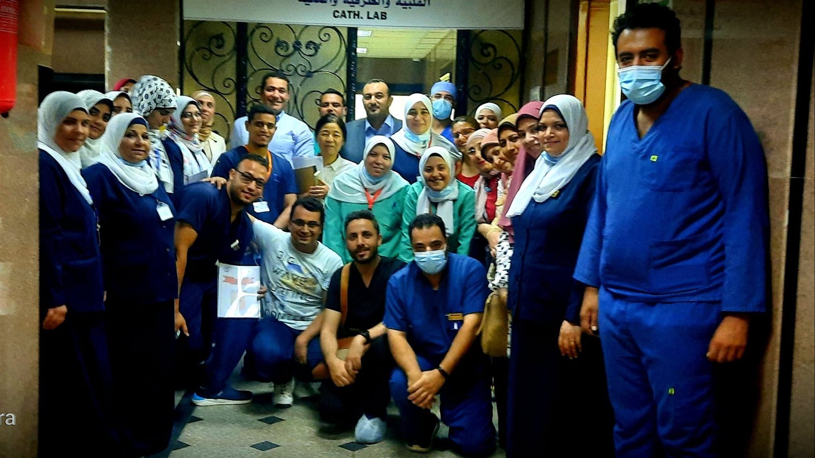 أعضاء الوفد أثناء زيارة المستشفى 