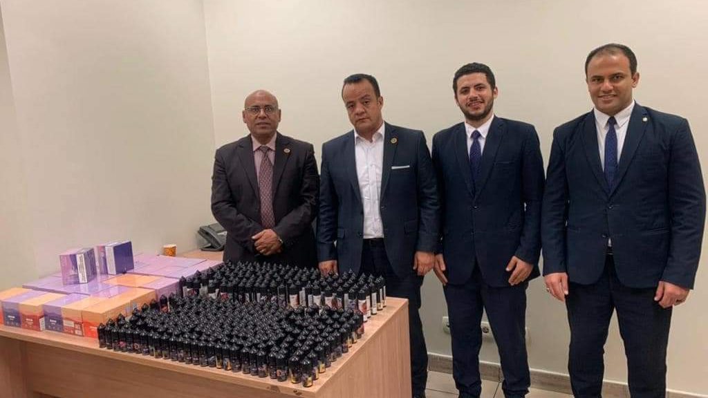 رجال الجمارك بمطار القاهرة