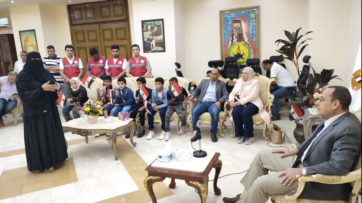 محافظ شمال سيناء  يلتقي أطفال نخل