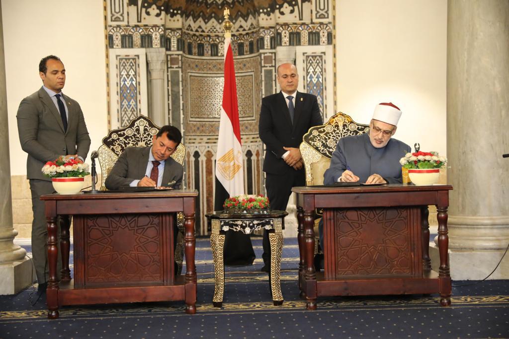 ووكيل الأزهر ووزير الشباب خلال توقيع البروتوكول 