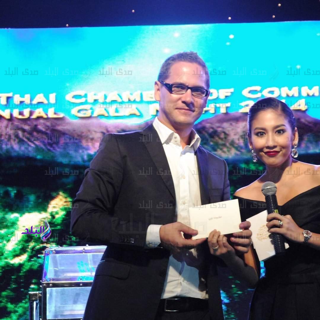 نجمة فيلم فول الصين العظيم مع زوجها