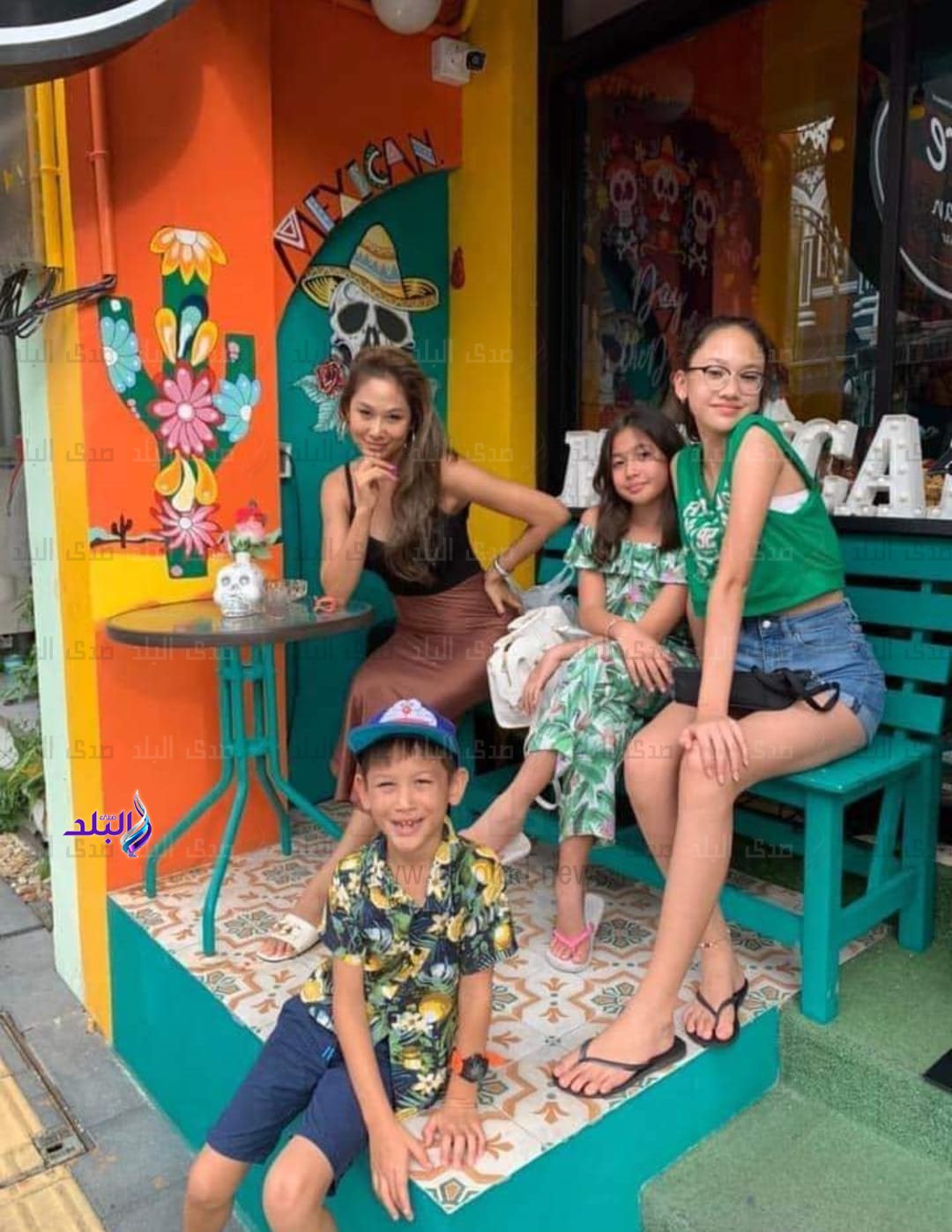 نجمة فيلم فول الصين العظيم مع ابناءها