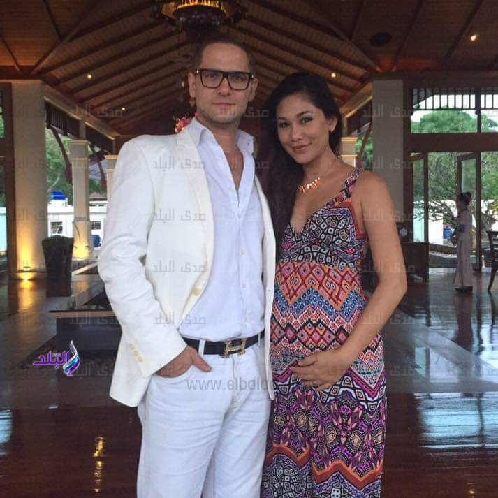 نجمة فيلم فول الصين العظيم مع زوجها