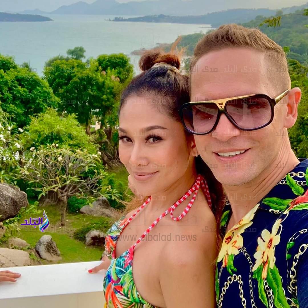 نجمة فيلم فول الصين العظيم مع زوجها