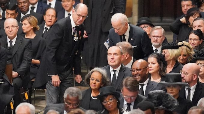 بايدن يجلس في الصف الـ14