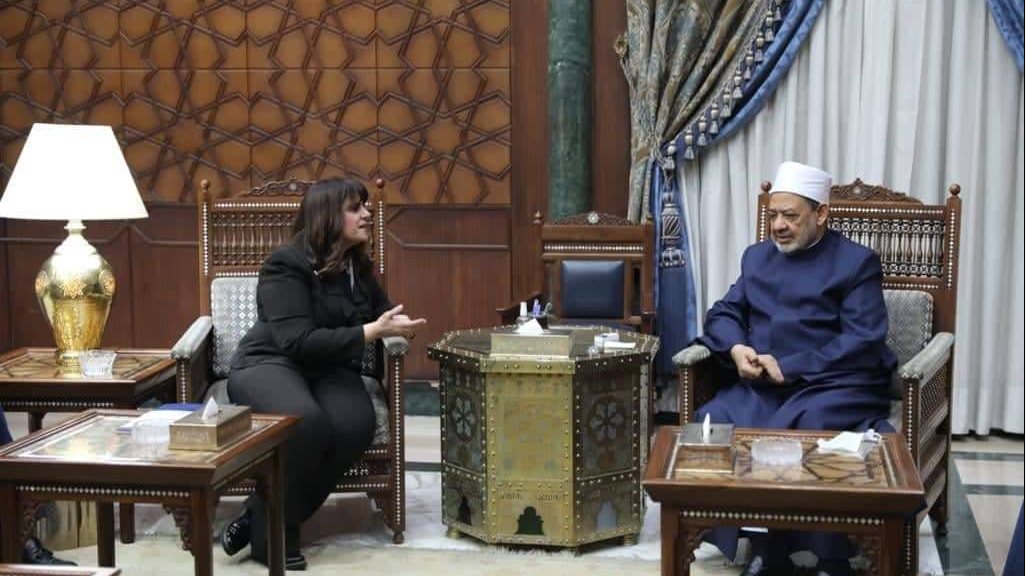 شيخ الأزهر خلال استقباله لوزيرة الهجرة
