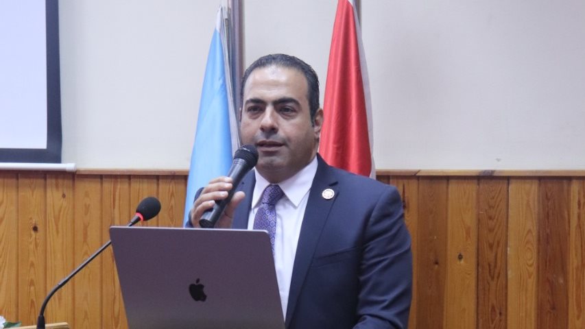 الدكتور محمود حسين