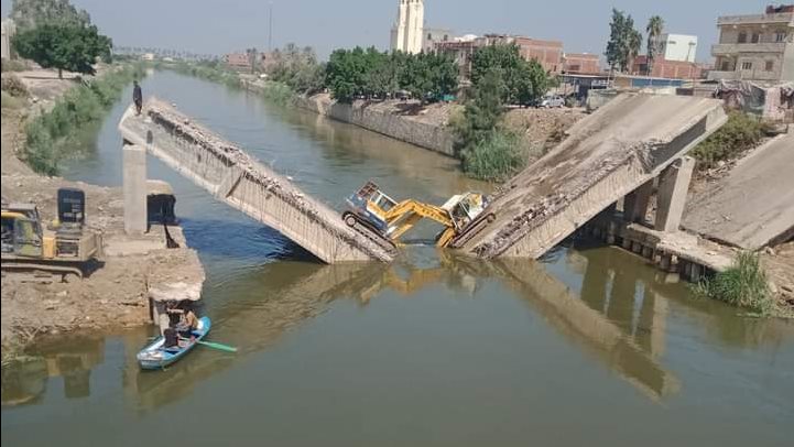 انهيار كبرى بطاقم العمل أثناء إزالته 