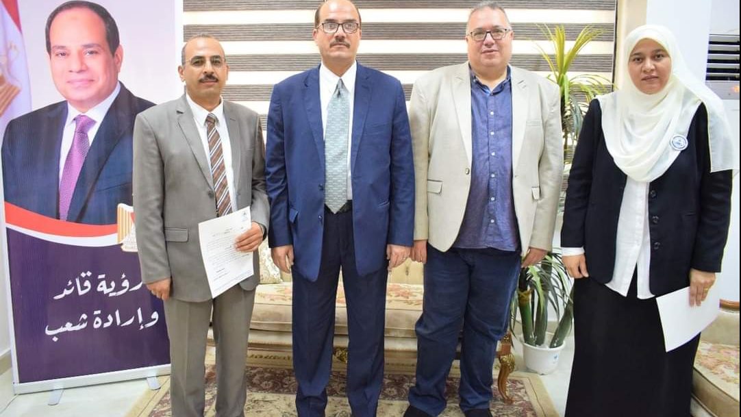 رئيس جامعة العريش مع هيئة التدريس 