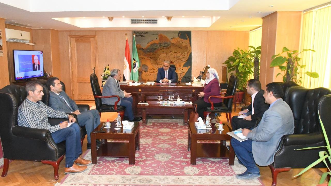 محافظ الفيوم أثناء اللقاء