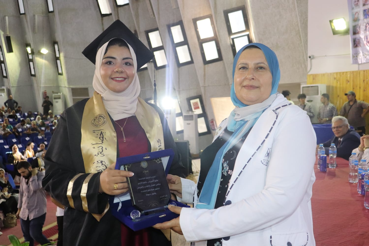 عميدة تمريض الأزهر في حفلة التخرج 