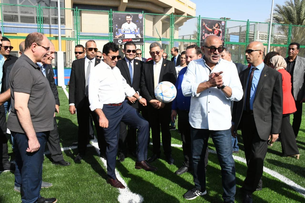 وزيرالرياضة يفتتح تطوير ملعب الكرة الخماسي بنادي الزهور