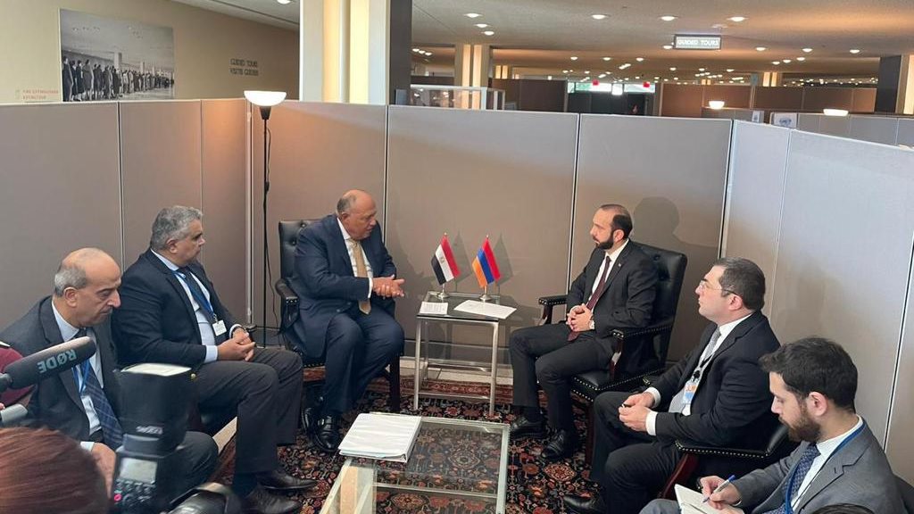 شكري يناقش مع نظيره الأرميني تعزيز العلاقات الثنائية 