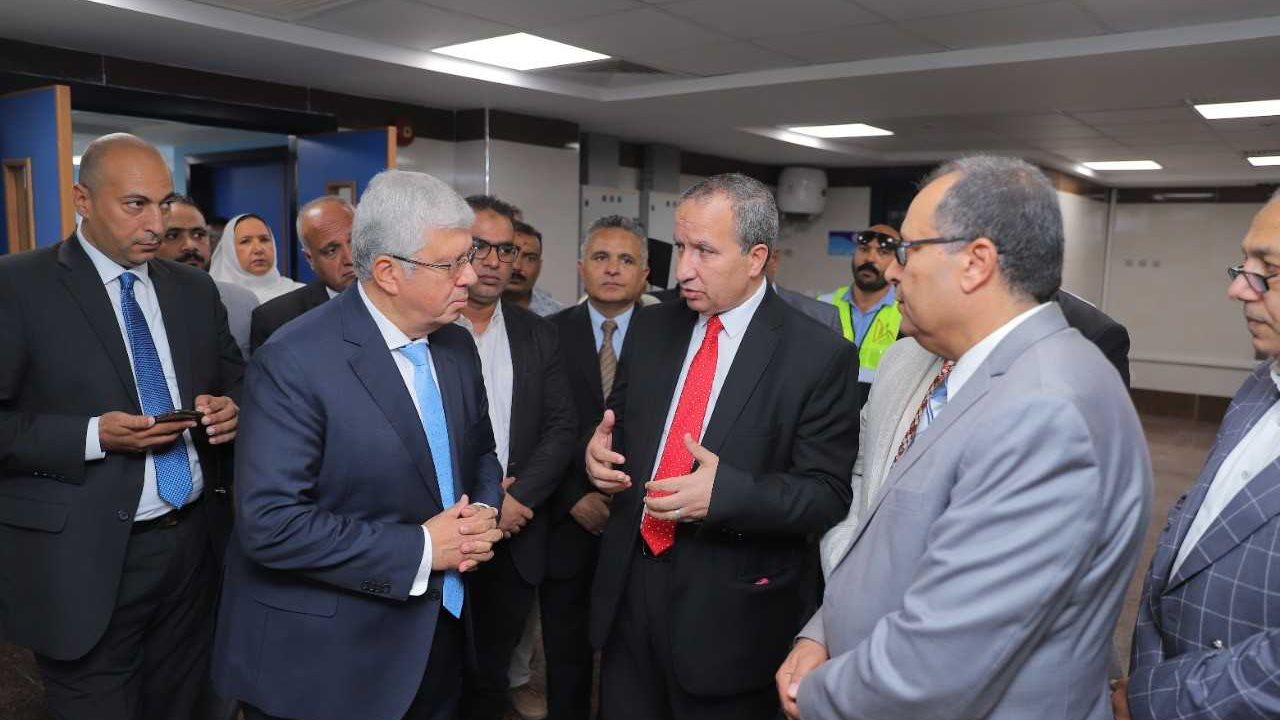 وزير التعليم العالي ورئيس جامعة السويس يتفقدان عددًا من المن