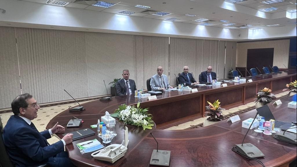 وزير البترل خلال الاجتماع