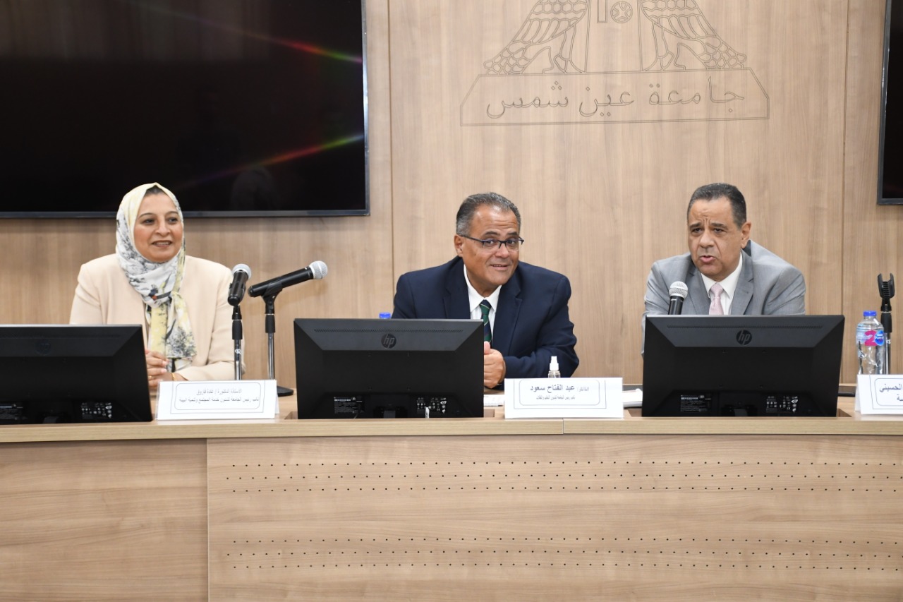 نائب رئيس جامعة عين شمس للتعليم والطلاب يكرم طلاب كلية الهند