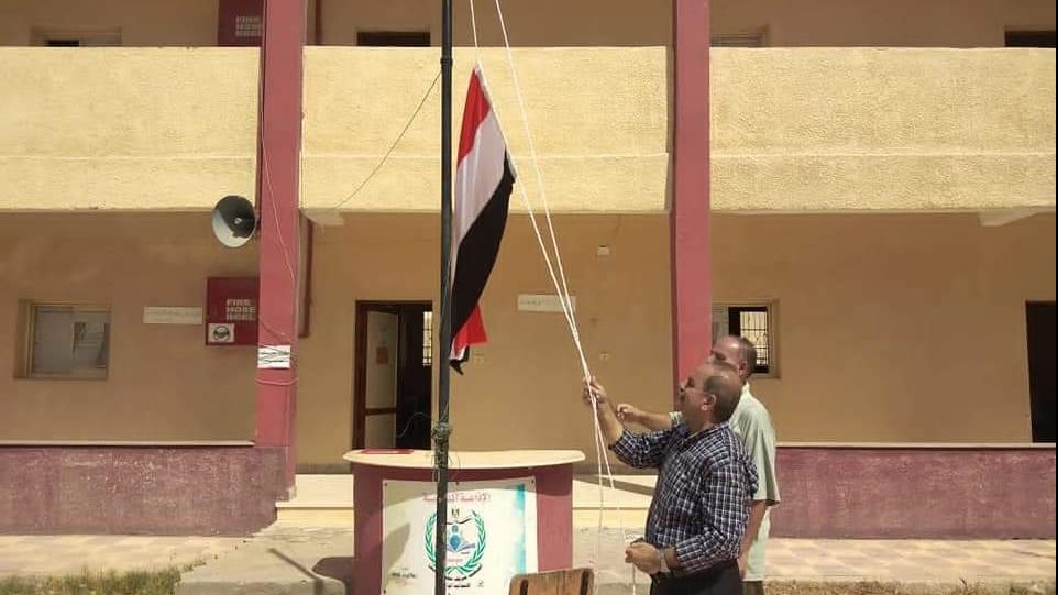 تجهيز علم الجمهورية لرفعه مع أول يوم دراسي في مدارس سيناء 