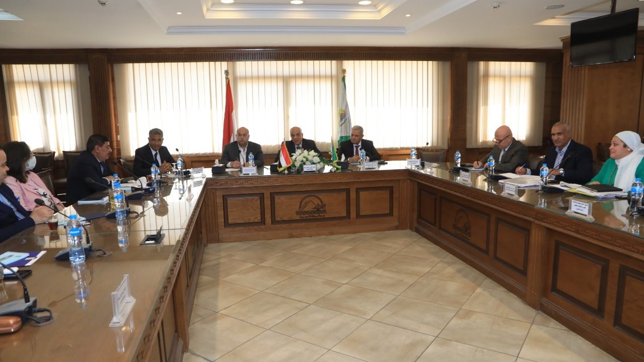 اجتماع محافظ الجيزة 