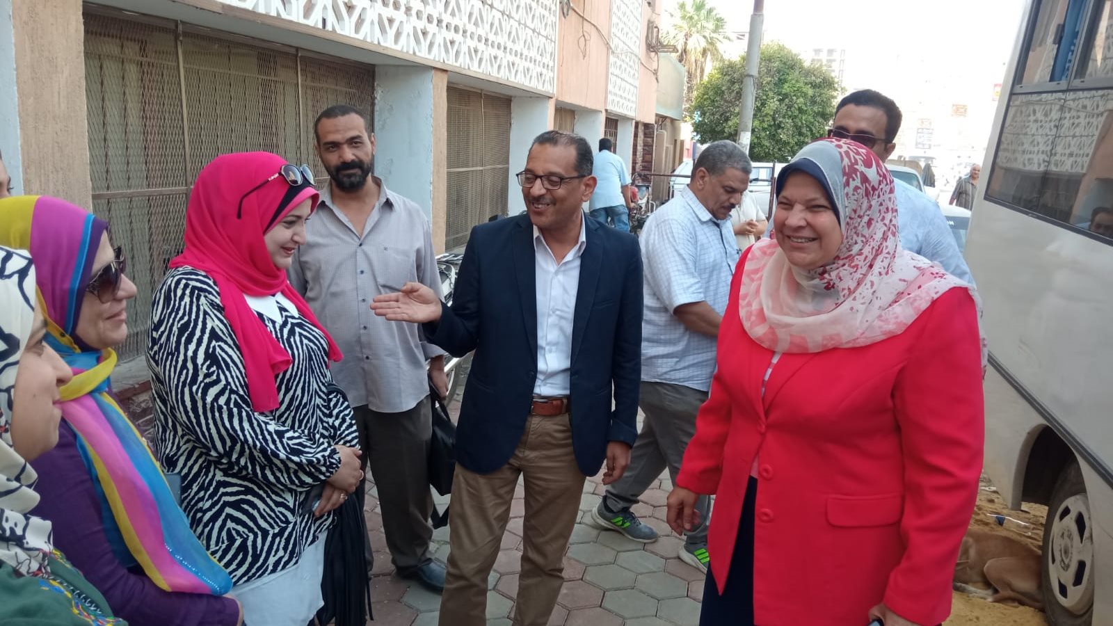 وكيل وزالرة التعليم اثناء الجولة