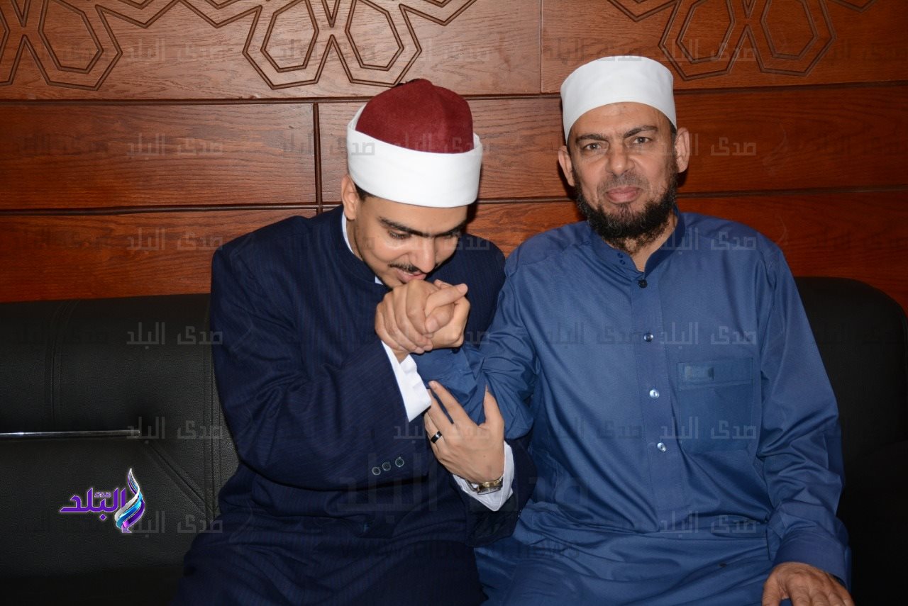 بلال السنهوري الفائز في مسابقة القرآن يقبل يد والده
