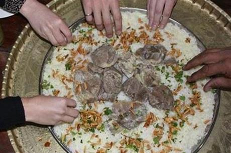 تناول الطعام باليد