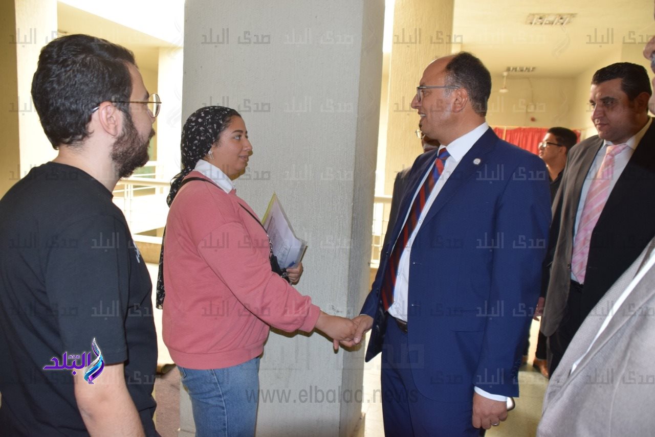 الدكتور سيد قنديل يقوم بعمل جولة تفقدية بالجامعة
