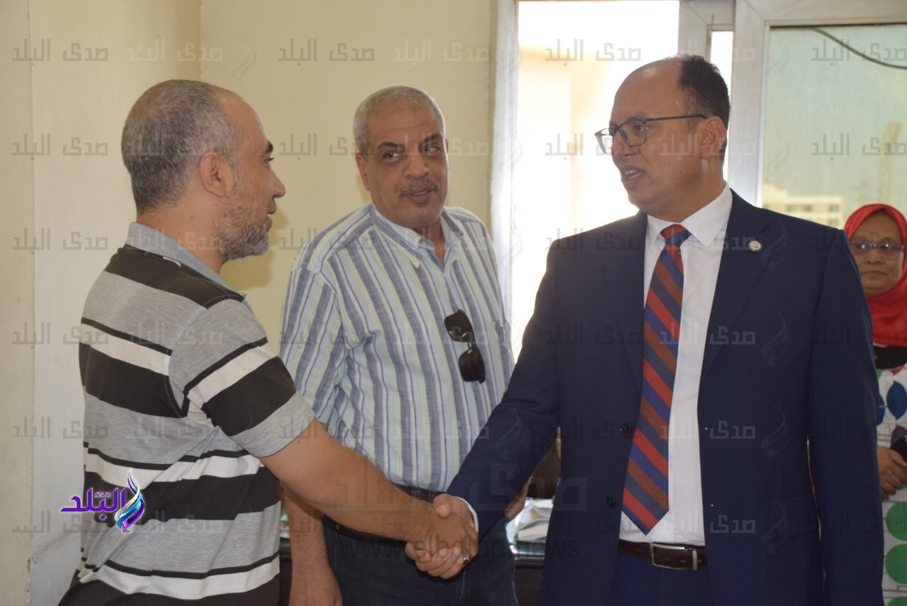 الدكتور سيد قنديل يقوم بعمل جولة تفقدية بالجامعة