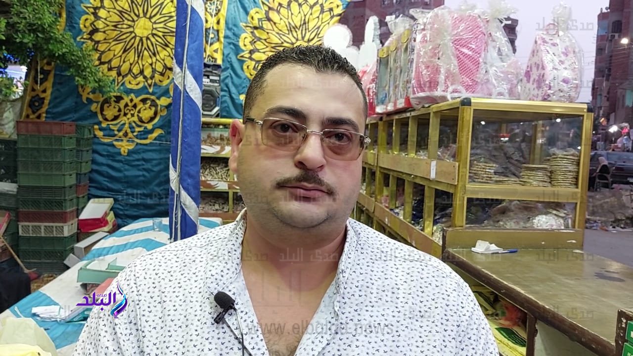 أحد أصحاب محلات الحلوي 