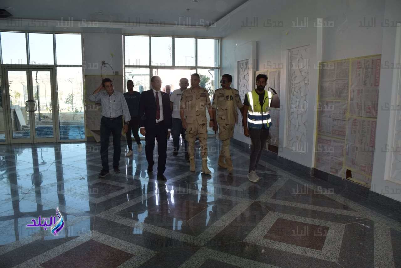 الدكتور سيد قنديل يقوم بعمل جولة تفقدية بالجامعة