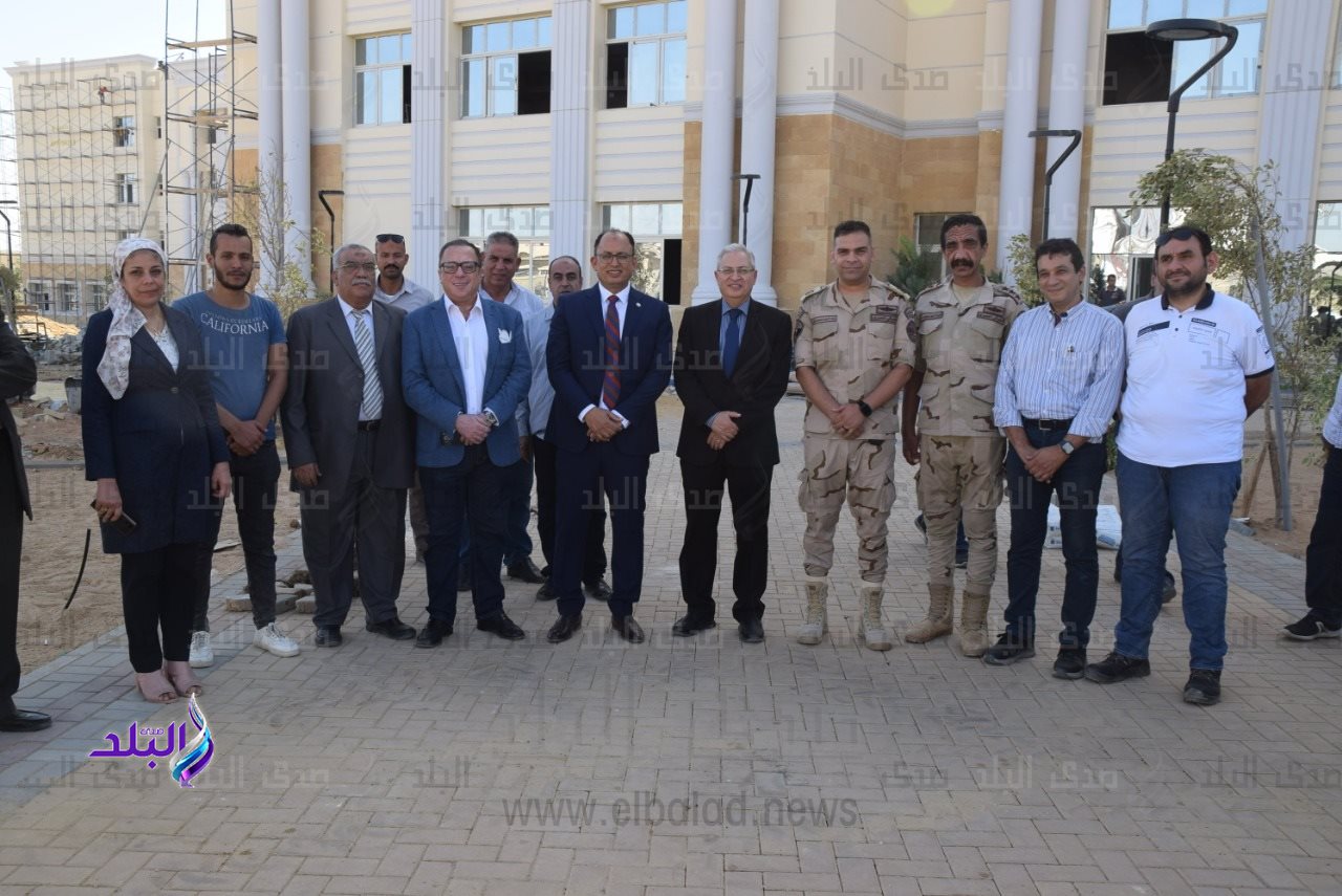 الدكتور سيد قنديل يقوم بعمل جولة تفقدية بالجامعة