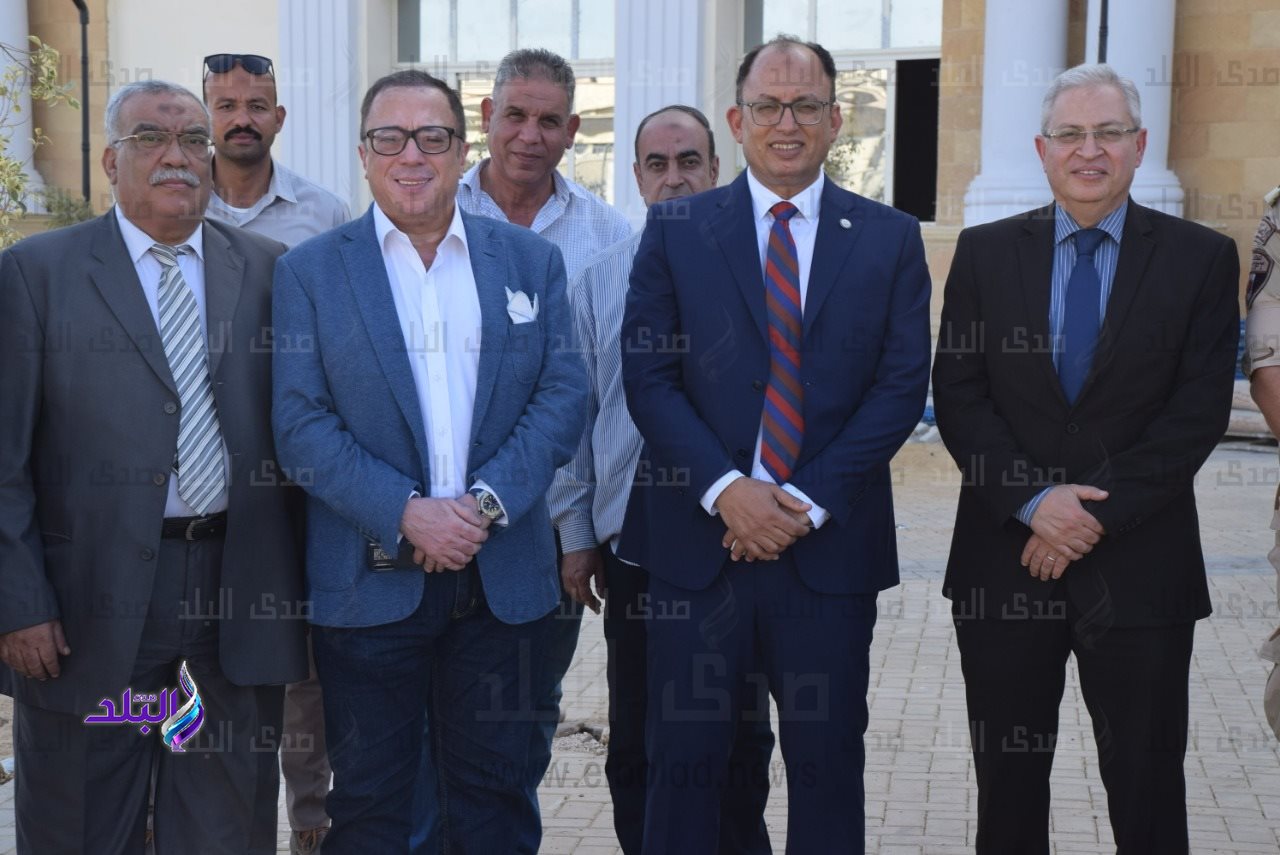 الدكتور سيد قنديل يقوم بعمل جولة تفقدية بالجامعة
