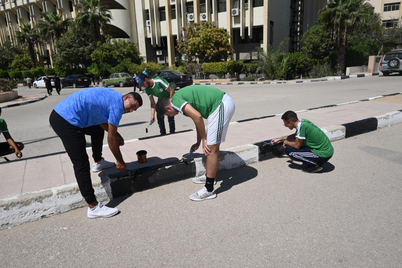 طلاب جامعة الفيوم يجملون جامعتهم