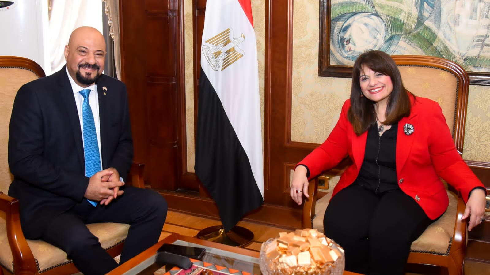 وزيرة الهجرة خلال لقائها مع أحد رموز الجالية المصرية في كندا