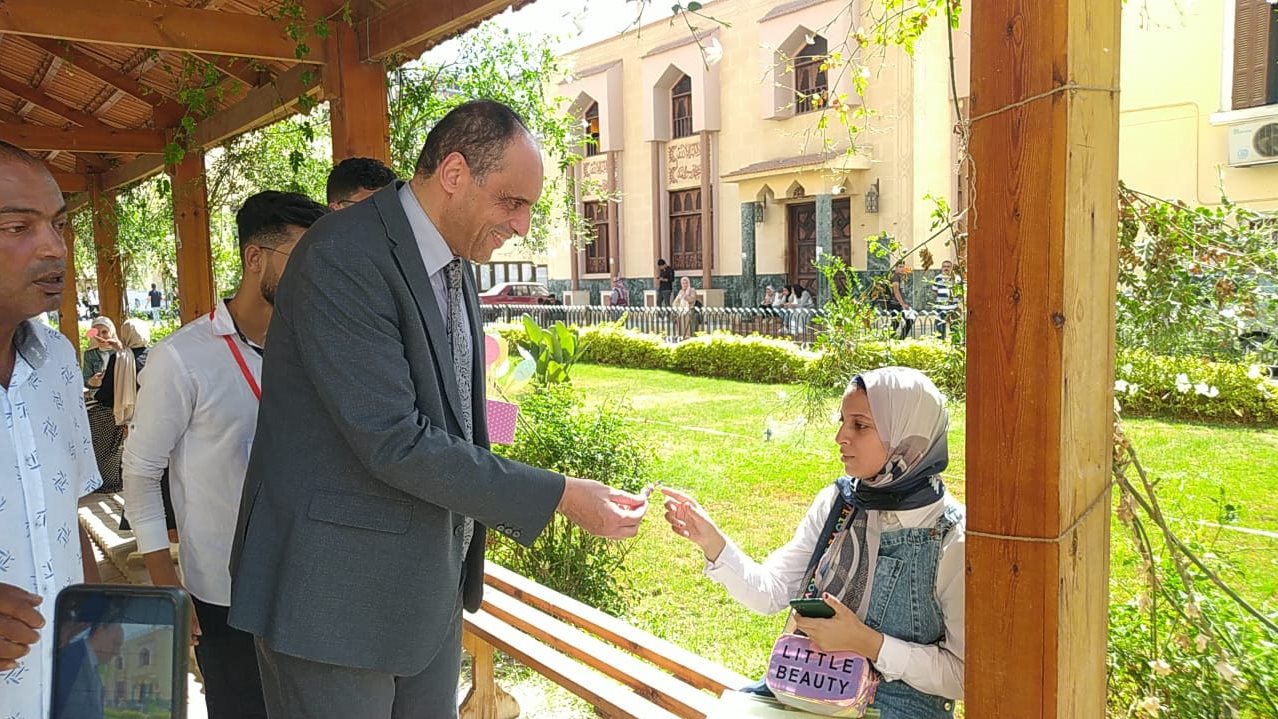 عميد كلية التجارة بجامعة طنطا يرحب بالطلاب الجدد