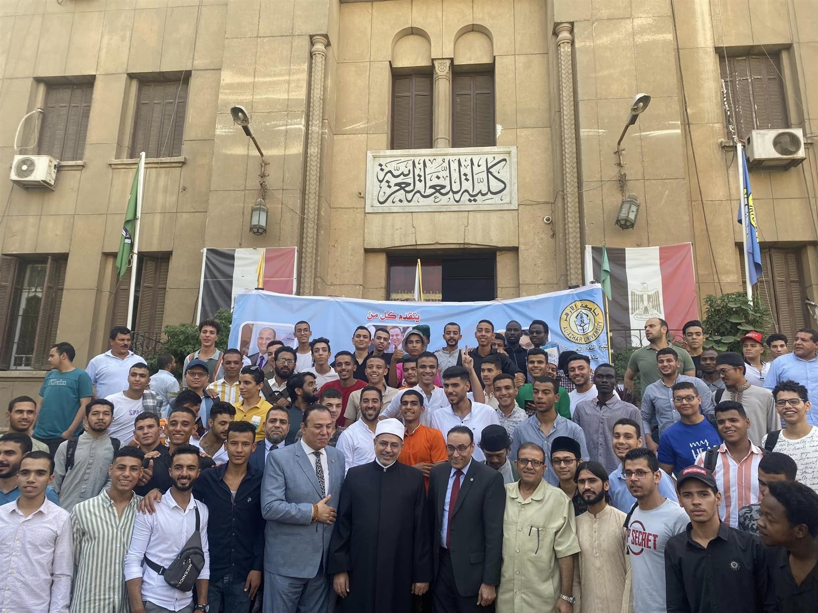رئيس جامعة الأزهر بين الطلاب