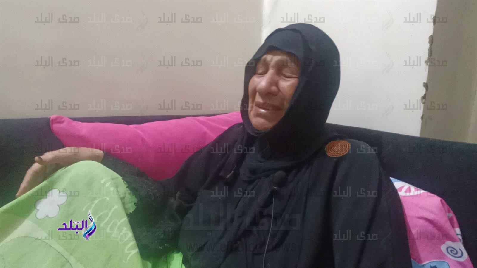 الأم المكلومة تبكي على فراق ابنها