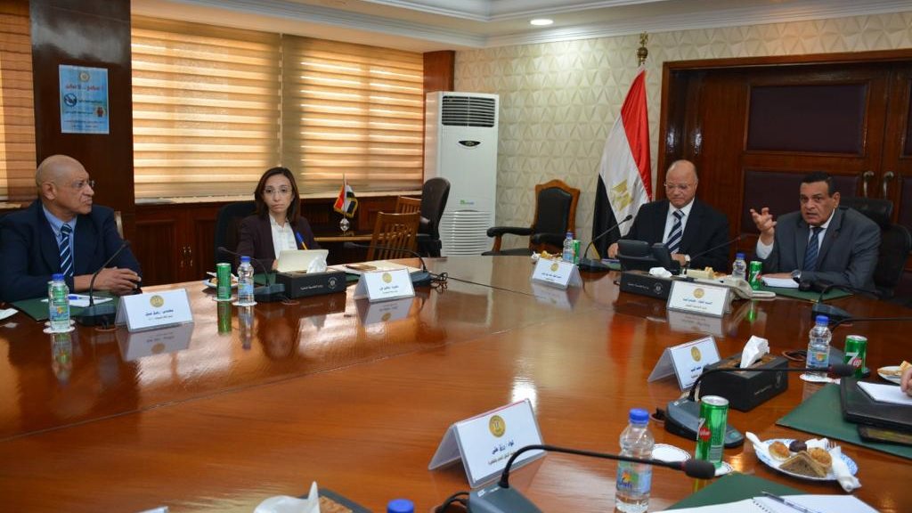 محافظ القاهرة خلال الاجتماع