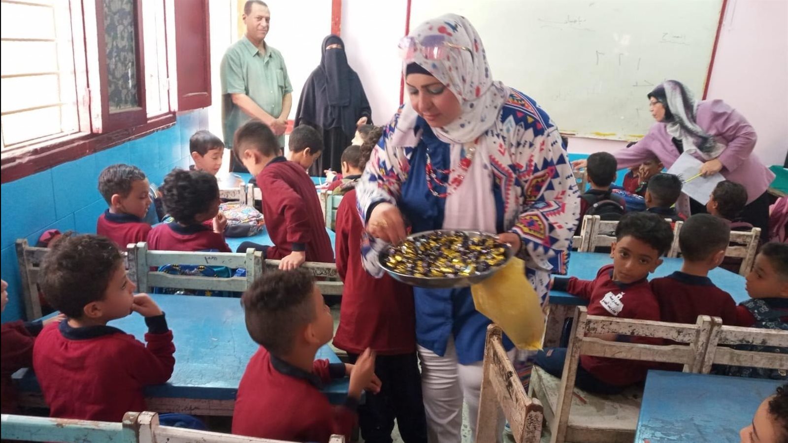 مديرة مدرسة توزع شيكولاتة في الفصول