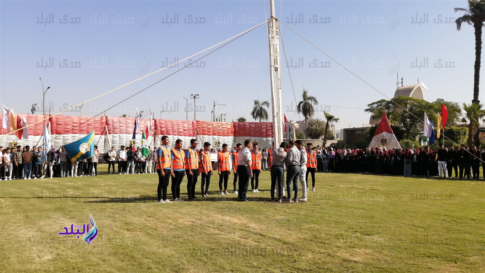 طلاب جامعة أسيوط يؤدون تحية العلم 