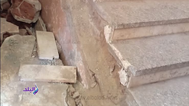  سقوط جزء جانبي من درابزين سلم مدرسة