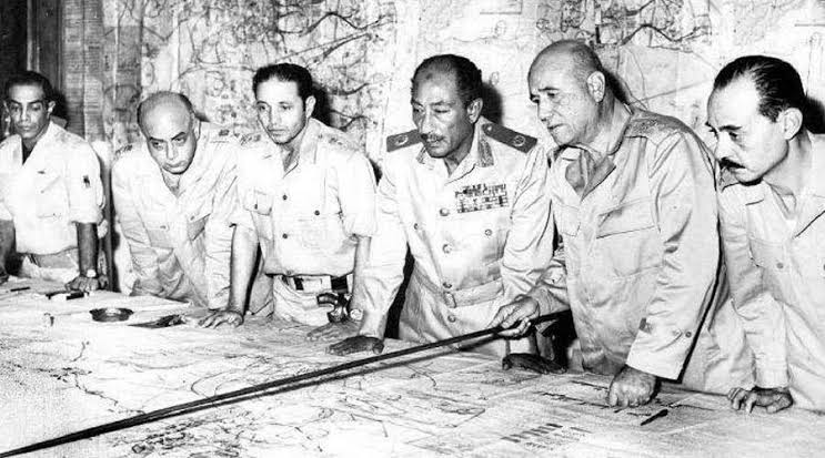 الرئيس الراحل أنور السادات وقادة القوات المسلحة