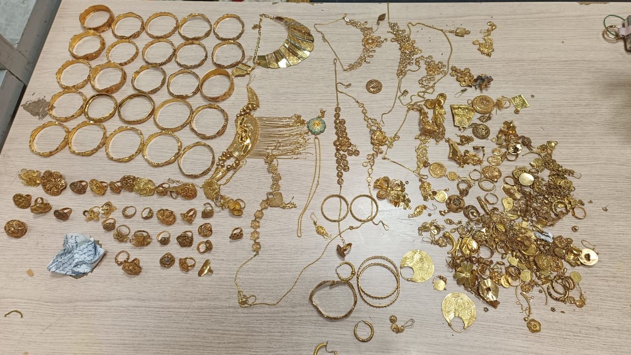 صورة من الضبطية - مطار القاهرة