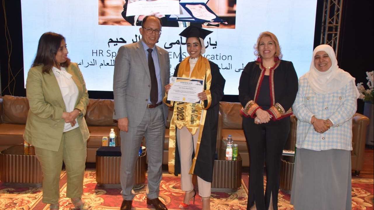 رئيس جامعة حلوان يشهد حفل تكريم حملة الماجستير والدكتوراه 