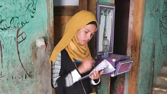 احدى المتطوعات بمياه الفيوم أثناء الجولة