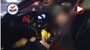  شرطي أميركي يهاجم شاب