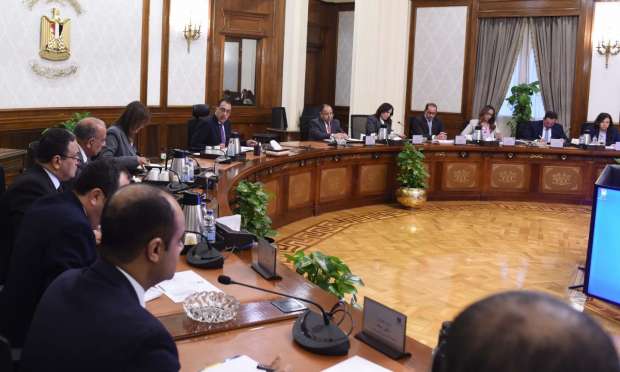 مدبولي يتابع مستجدات طرح حصص في بعض الفنادق