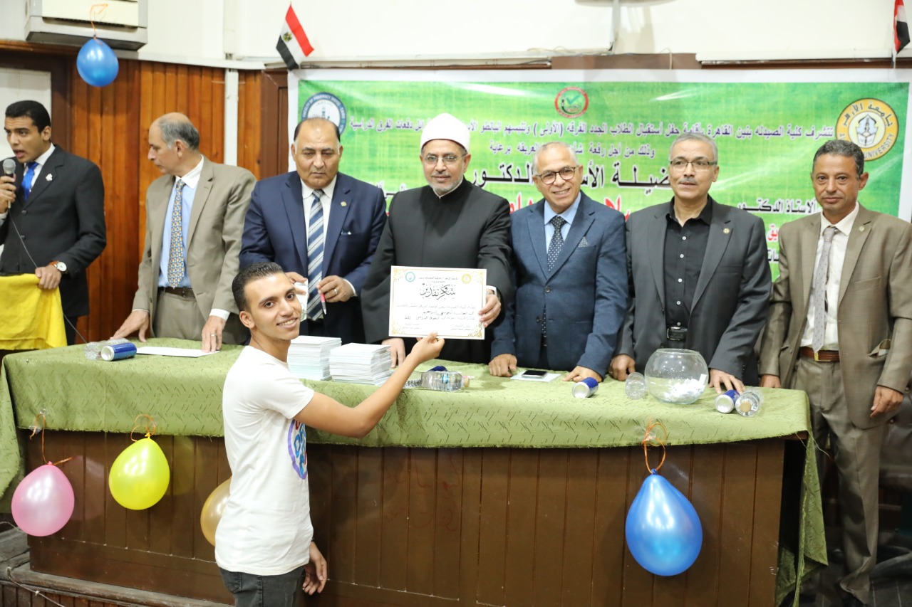 رئيس جامعة الأزهر في كلية الصيدلة